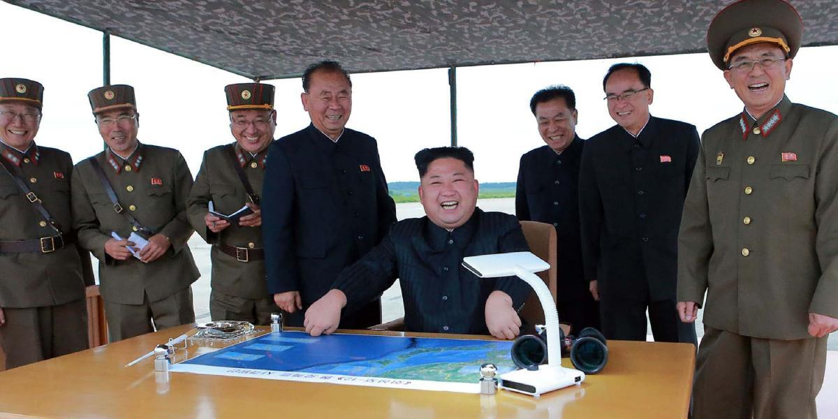 El líder de Corea del Norte, Kim Jong-un, realizó el lanzamiento por encima del archipiélago nipón, de un misil Hwasong-12 de rango medio.