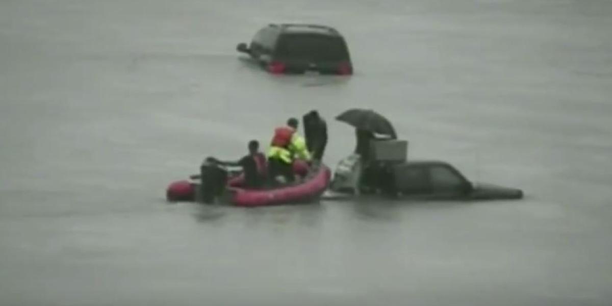 30 muertos y metro y medio de agua en Houston por paso de Harvey