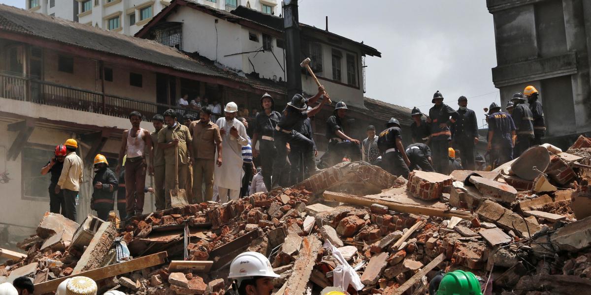 Imágenes difundidas por canales locales muestran decenas de miembros de los equipos de rescate apartando a mano los restos del edificio derrumbado.
