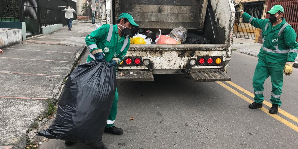 Los hombres que corren a toda velocidad por las calles, que cargan pesadas bolsas de basura, que se cuelgan de los estribos de los camiones, no se salvan de los malos tratos. A ellos también les lanzan las bolsas. No hay respeto.