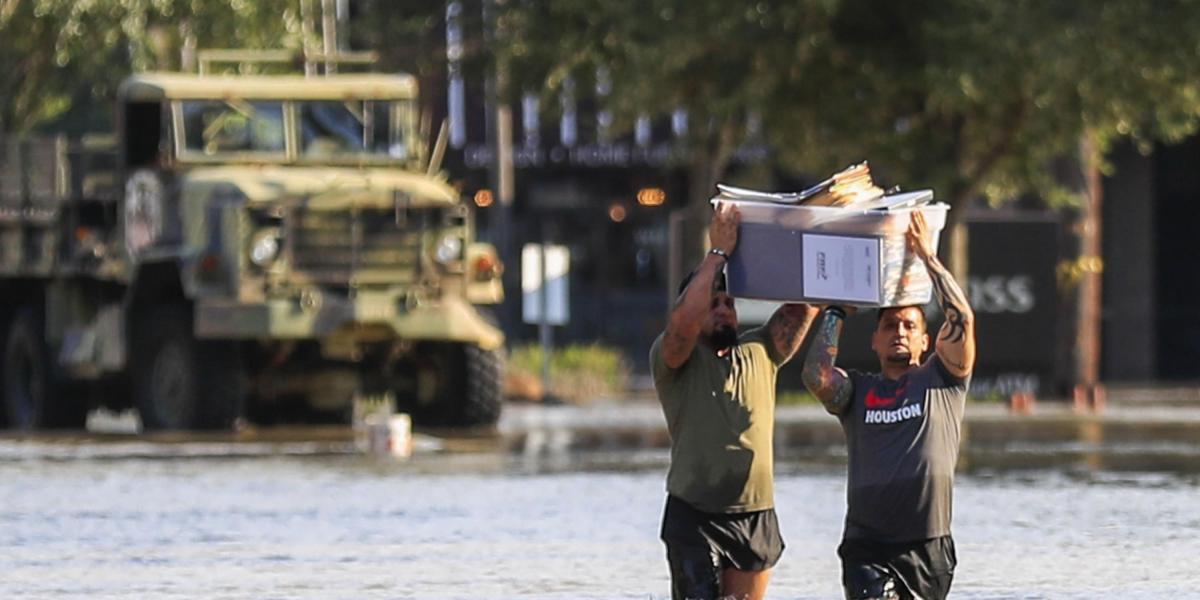 En los últimos dos días, se calculan haber salvado de las inundaciones, que deja la tormenta tropical Harvey,  a entre 100 y 250 personas.