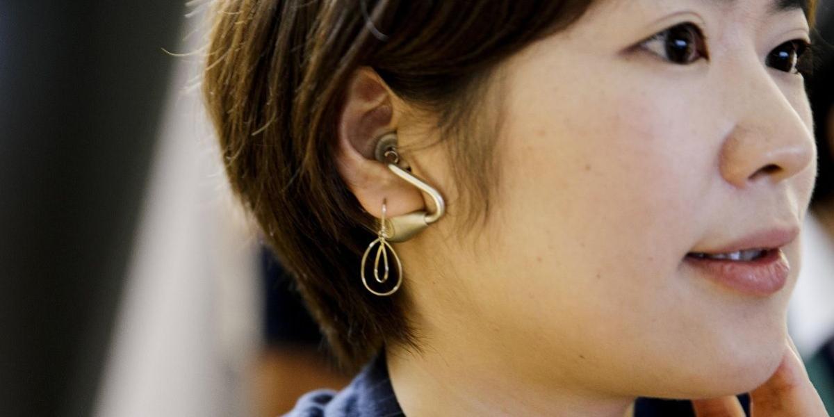 Sony presenta unos auriculares inalámbricos que se introducen en la oreja.