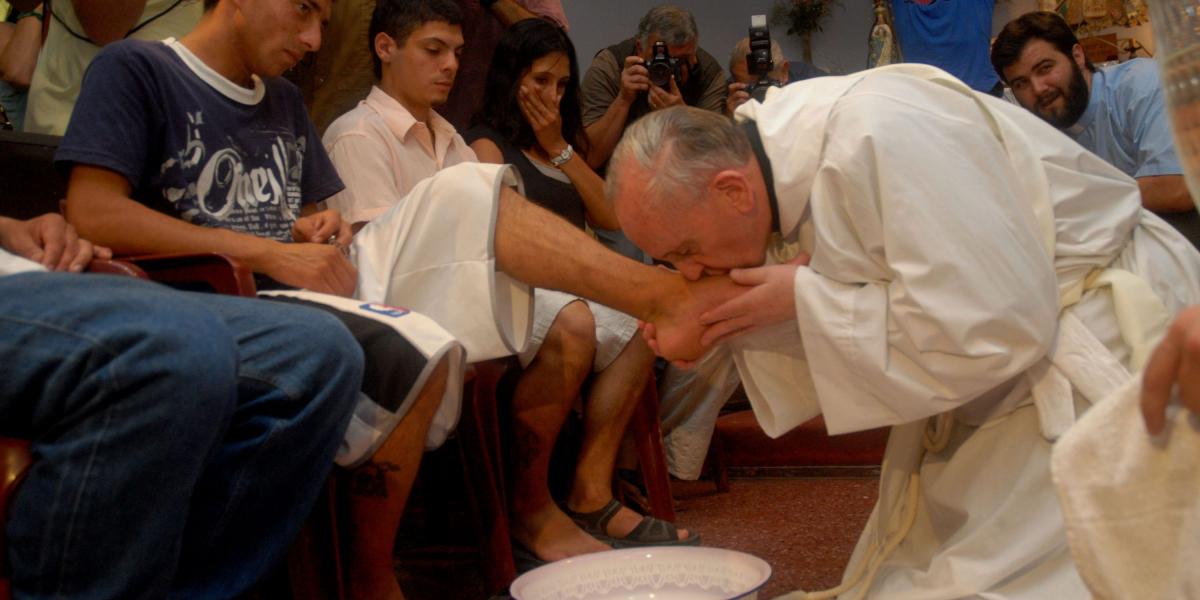 Monseñor Bergoglio besa los pies a gente pobre y drogadicta, durante la celebración del Jueves Santo en la ciudad de Buenos Aires. Era el año 2008.
