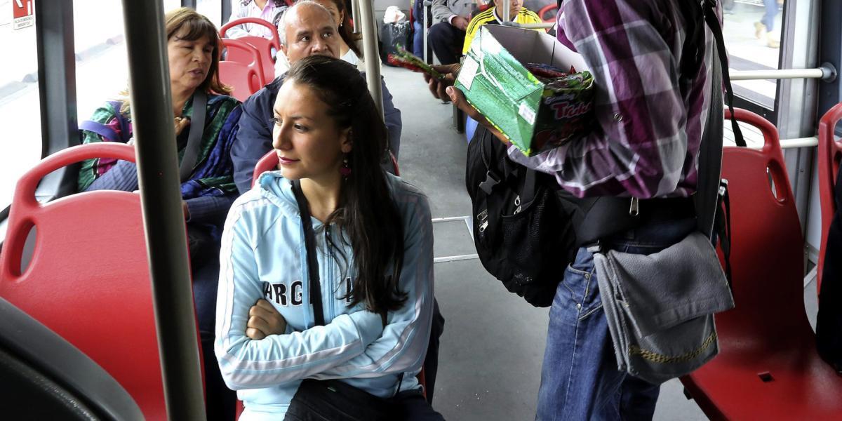 La iniciativa busca que en horas pico las sillas rojas de TransMilenio sean de uso exclusivo para mujeres.