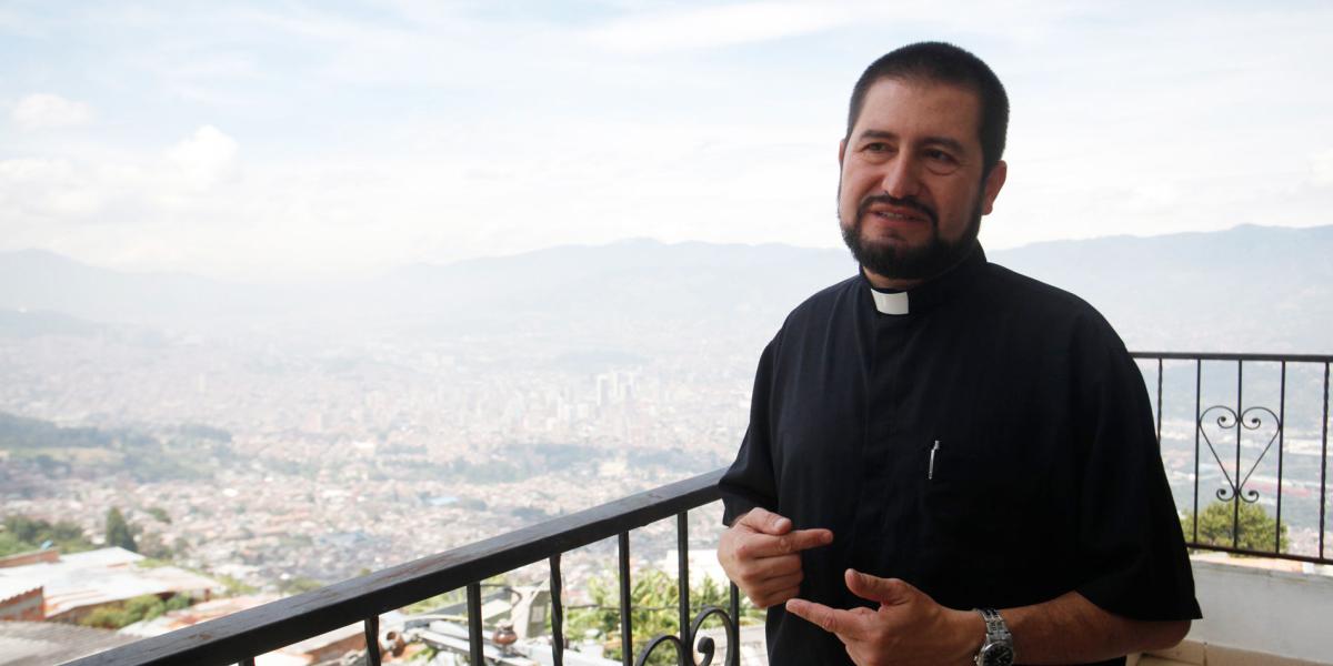 El sacerdote Carlos Antonio Jaramillo ha pasado los últimos cinco años como párroco en Bello Oriente, Medellín.