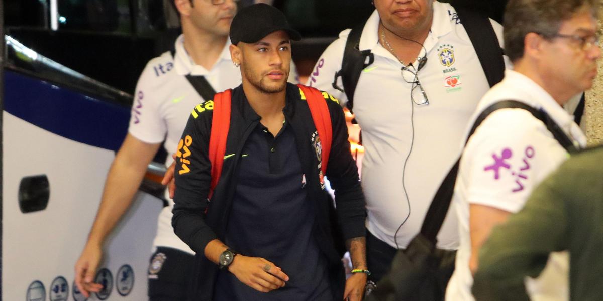 Neymar acaparó la mayoría de la atención en la llegada de la Selección de Brasil a Barranquilla. El astro del PSG fue recibido por decenas de aficinados brasileños y colombianos.