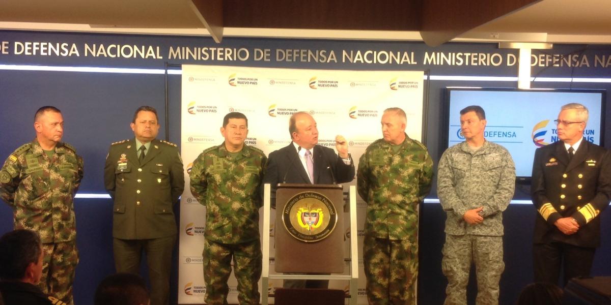 El ministro de Defensa Luis Carlos Villegas en compañía de la cúpula de las Fuerzas Militares se refiere al cese al fuego bilateral con el Eln