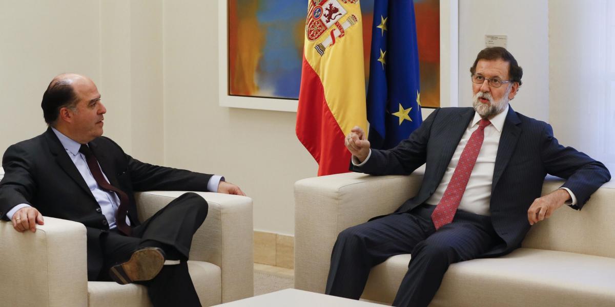Julio Borges (i), presidente de la Asamblea Nacional de Venezuela (Parlamento) con el presidente del Gobierno español, Mariano Rajoy, durante la reunión en el Palacio de La Moncloa.