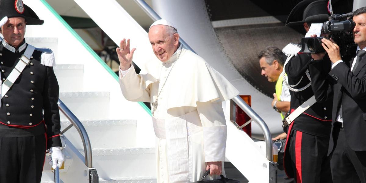 El papa Francisco durante su arribo al avión que lo trae para su visita a Colombia.