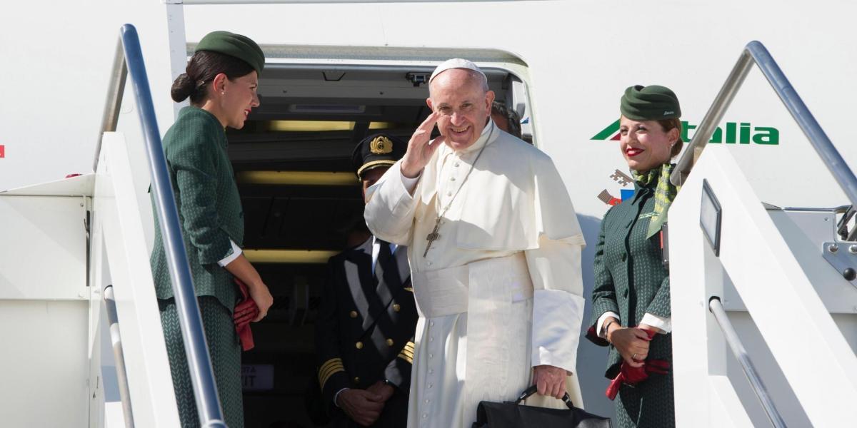 El papa Francisco durante su arribo a la aeronave que lo trae para Colombia.