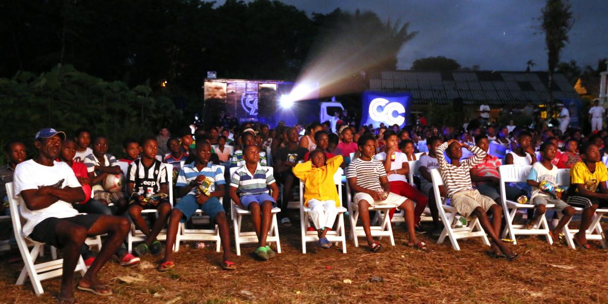 Cuando se hizo de noche, los espectadores, atentos, pudieron ver ‘Un jefe en pañales’ y ‘Piratas del Caribe V’.