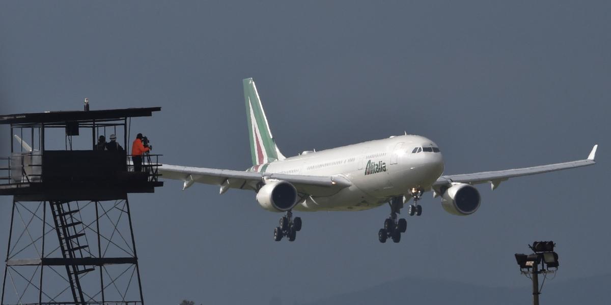 El avión papal aterrizando en Bogotá.