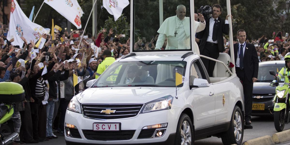 El papa Francisco saludo a los ciudadanos que tratan de cualquier forma poderlo ver.