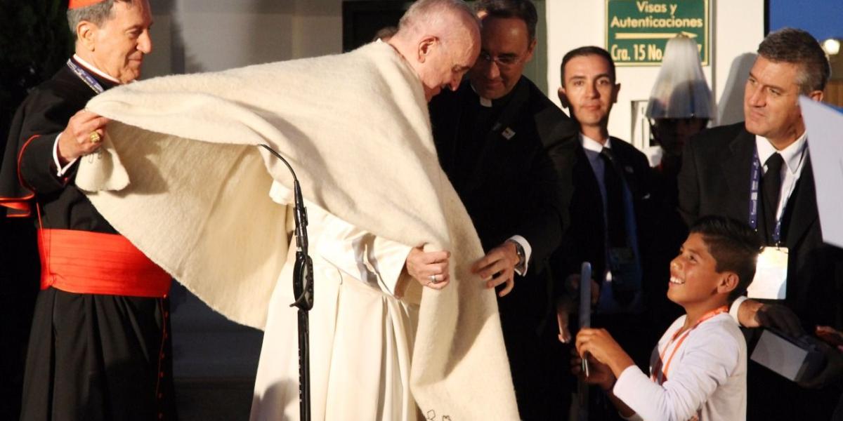 El papa Francisco se puso la ruana que le obsequiaron los jóvenes de Idipron.
