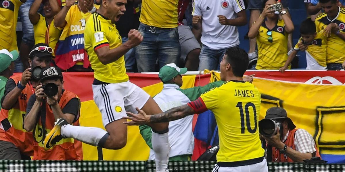 Falcao García (izq.) y James Rodríguez (der.) celebran el gol del empate contra Brasil. Los dos jugadores se han convertido en referentes de la selección.