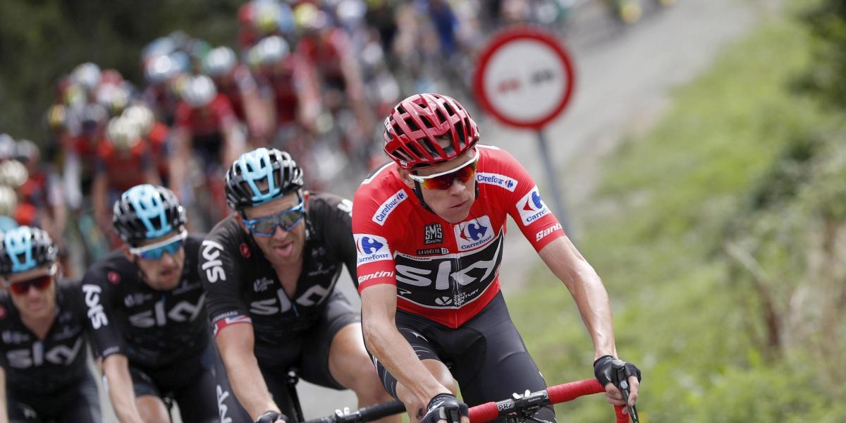 El británico Chris Froome (de rojo) se sostiene como líder de la Vuelta a España 2017.