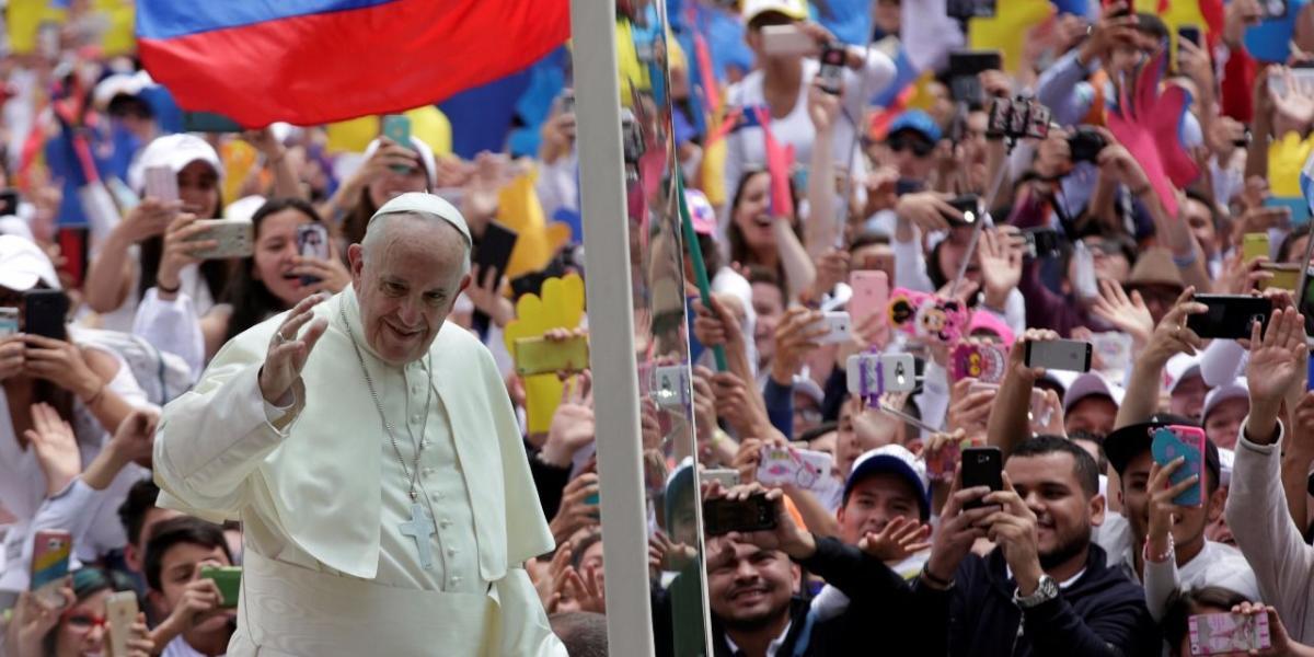 El papa Francisco se encuentra con miles de jóvenes en la Plaza de Bolívar en Bogotá.