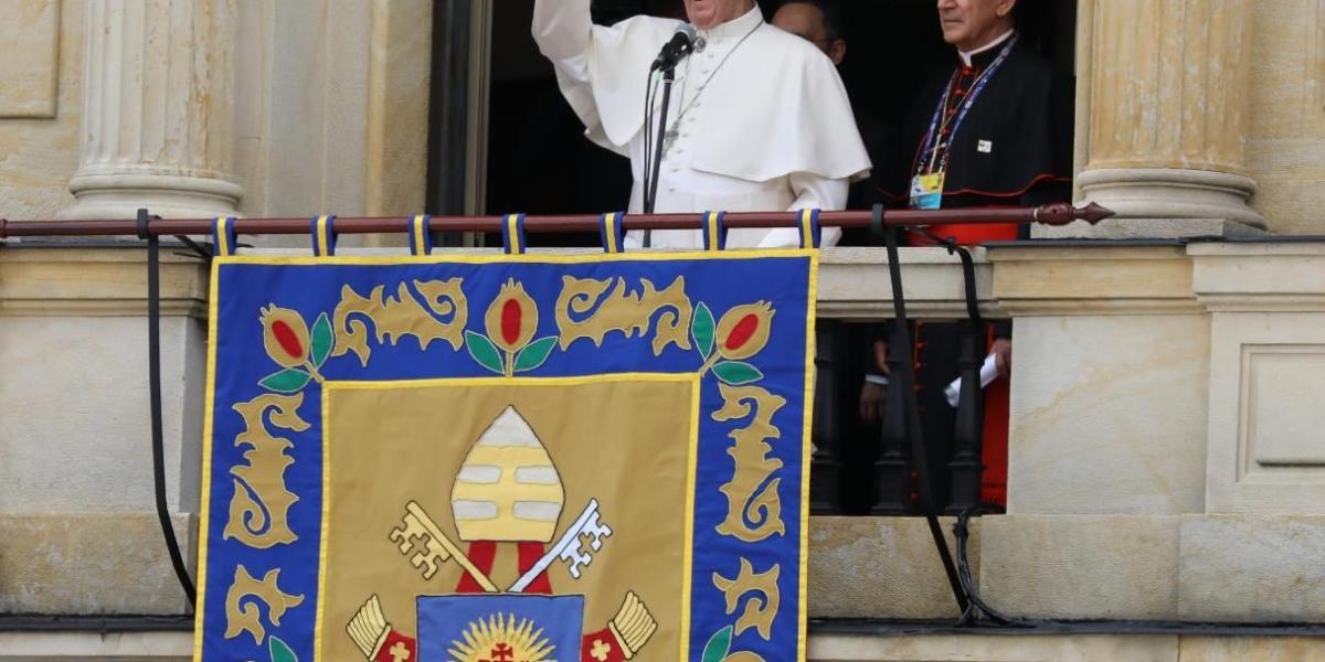 El papa Francisco desde el balcón del Palacio Cardenalicio saludó a los miles de jóvenes que se acercaron a verlo.