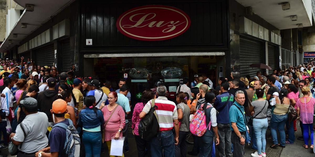 Las aglomeraciones frente a los almacenes de alimentos reflejan el desespero de los Venezolanos por la situación económica en su país.