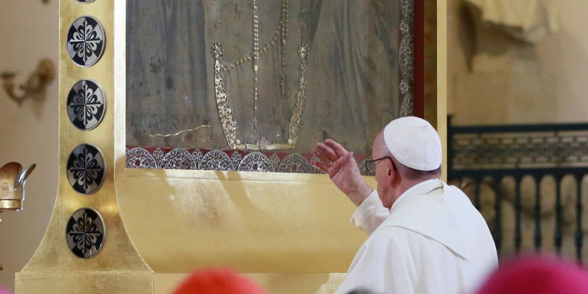El papa Francisco colocó un rosario sobre el cuadro. Antes de dejar la Catedral, firmó el libro de honor.