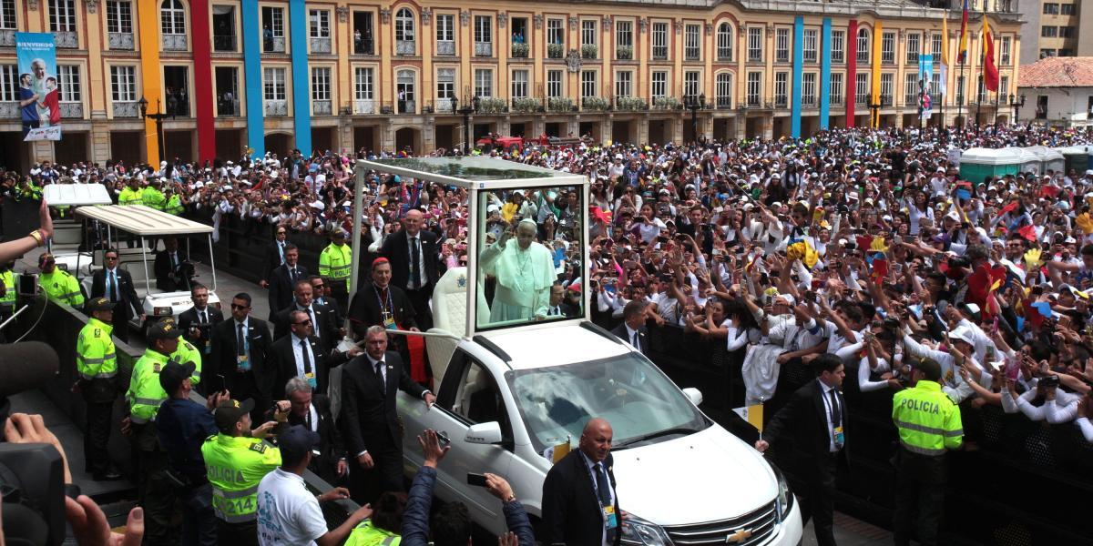 El pontífice dejó ver su alegría durante el evento con los 22.000 jóvenes católicos en la plaza de Bolívar.