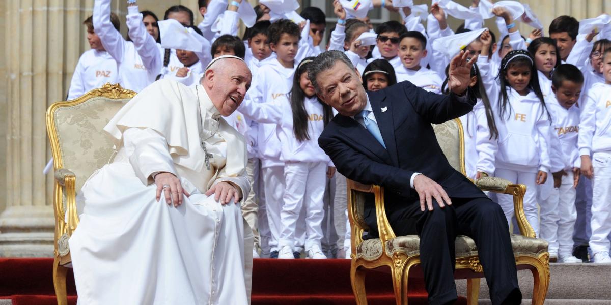 El papa Francisco fue recibido este jueves por el presidente Juan Manuel Santos, en la Plaza de Armas de la Casa de Nariño.