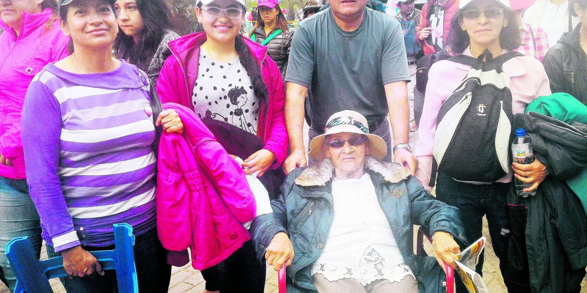 Clementina Guaidía, de 89 años, posa junto a su yerno, sus dos hijas y su nieta.