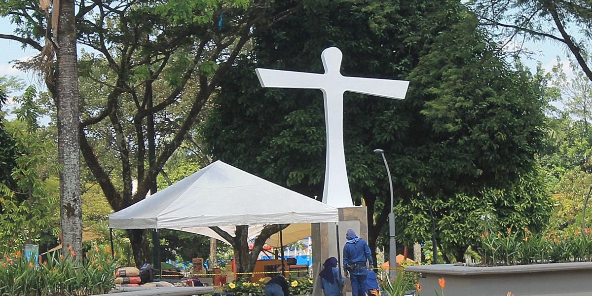 Cruz de la reconciliación, en el Parque Los Fundadores