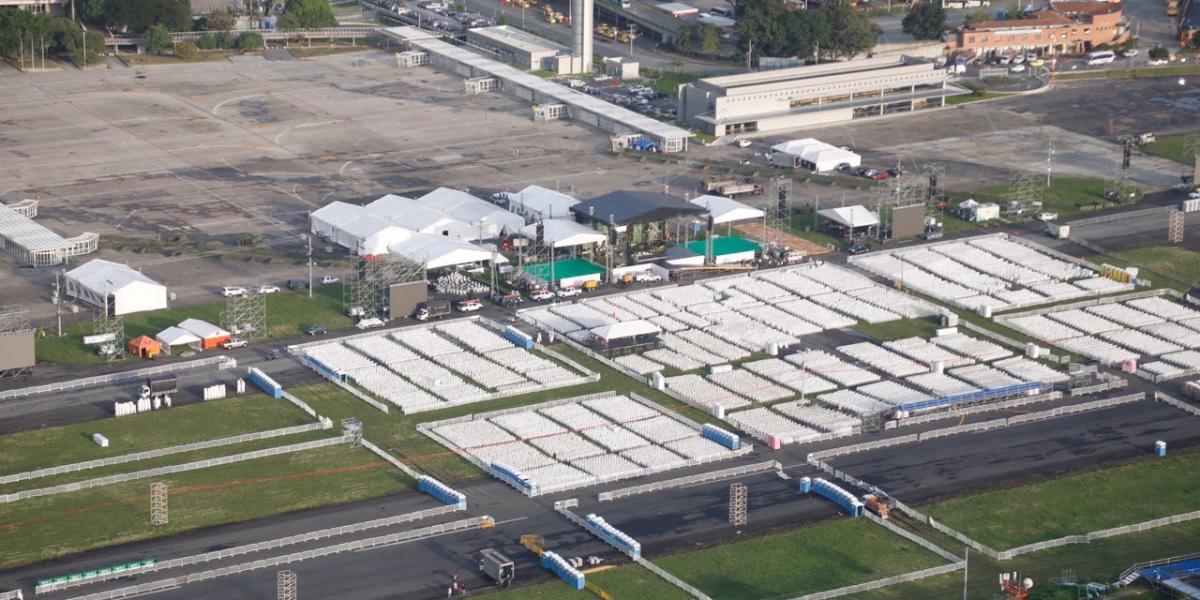 Calculan la asistencia de más de 800.000 personas a la misa campal en el aeropuerto Olaya Herrera.