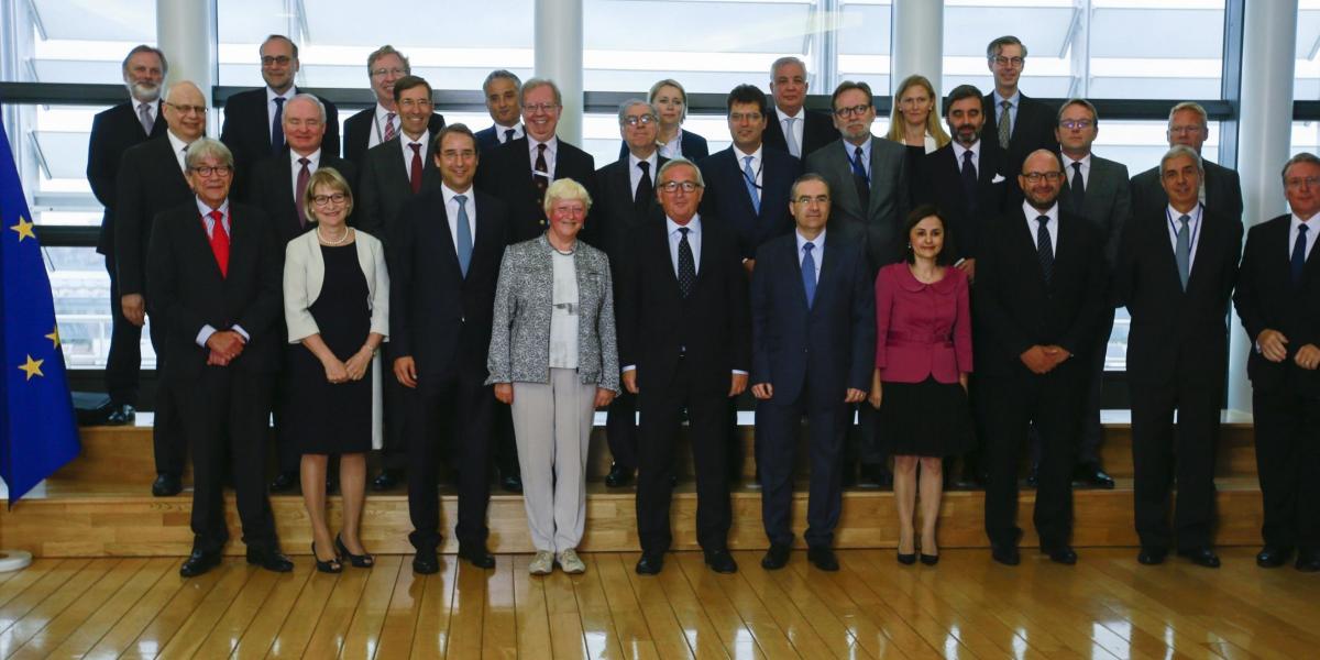 El presidente de la Comisión Europea, Jean-Claude Juncker, junto a los embajadores y representantes permanentes de los 28 países miembros de la Unión Europea, en la reunión de este viernes en Bruselas, Bélgica.