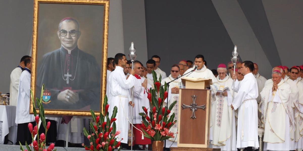 Los obispos estaban representados en cuadros que acompañaron al Papa, por un momento, en el altar.