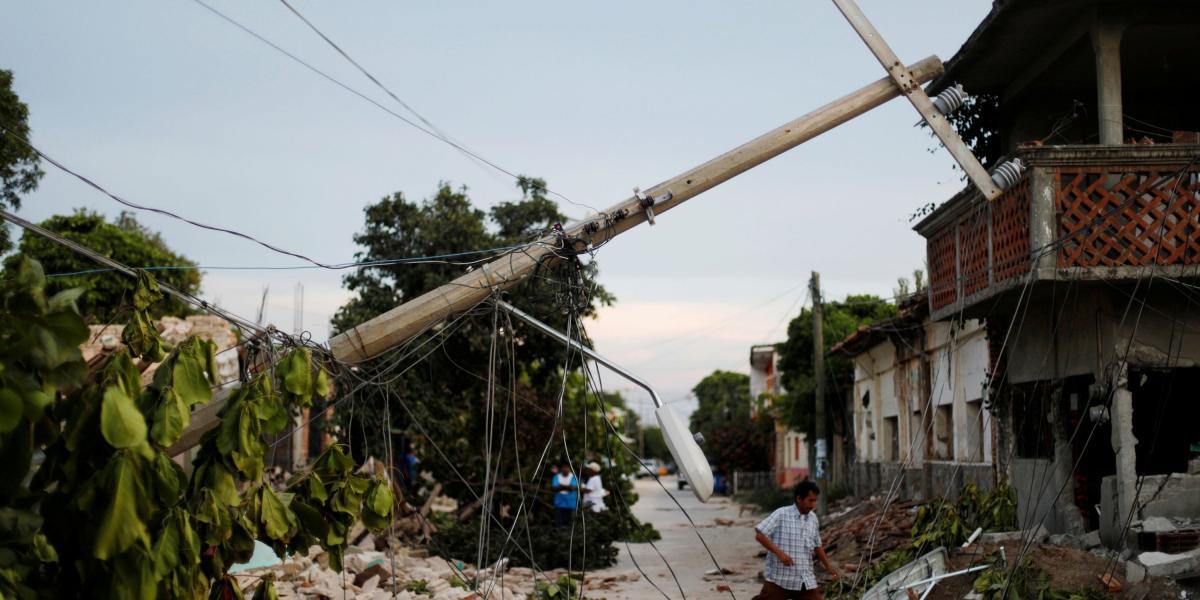 Un residente camina en medio de los escombros en Juchitán por el sismo que sacudió a México.