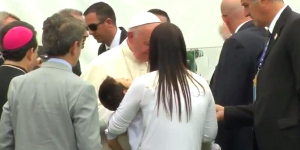 El emotivo momento cuando el Papa bendijo a niño tras misa en Medellín