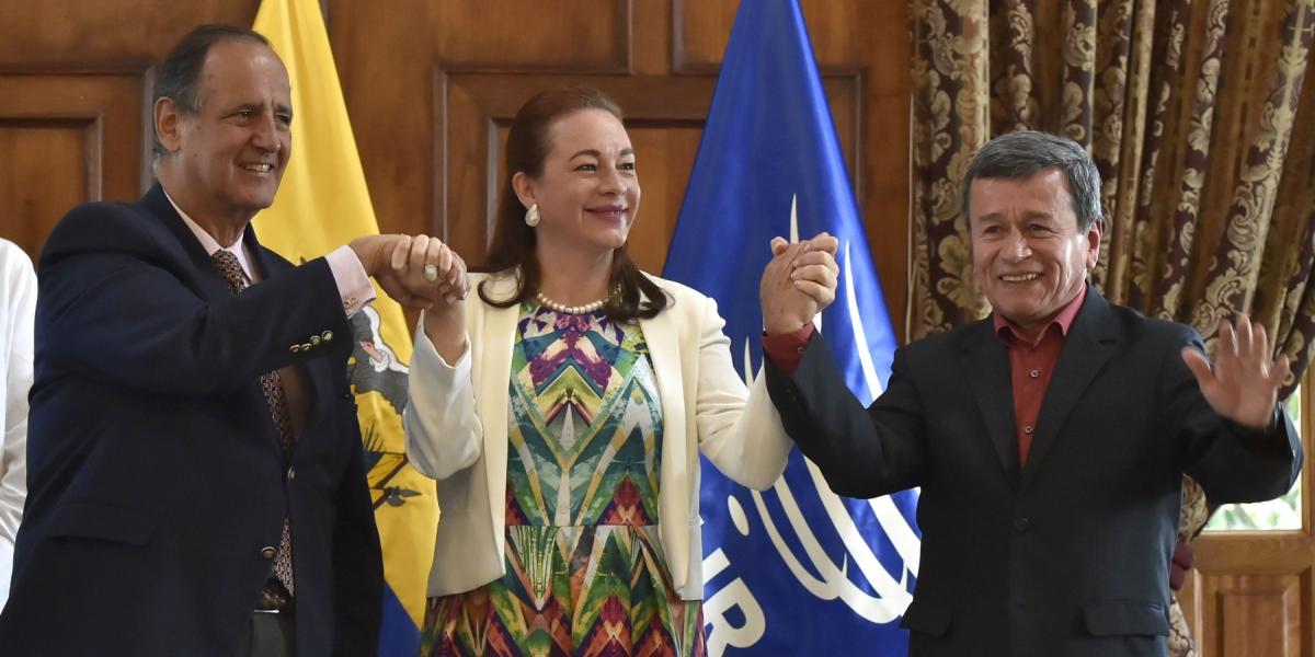 Juan Camilo Restrepo y ‘Pablo Beltrán’ anunciaron el cese del fuego junto a la canciller de Ecuador, Maria Fernanda Espinosa.