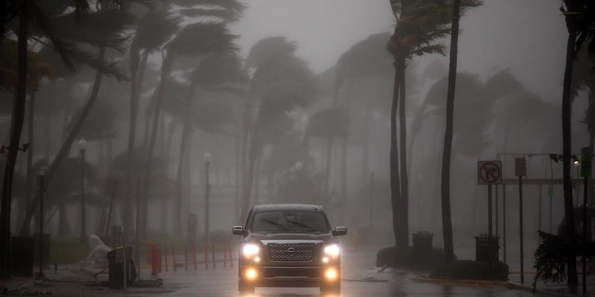 Un vehículo transita por la calle Ocean Drive, South Beach, en medio del huracán Irma en el estado de Florida.