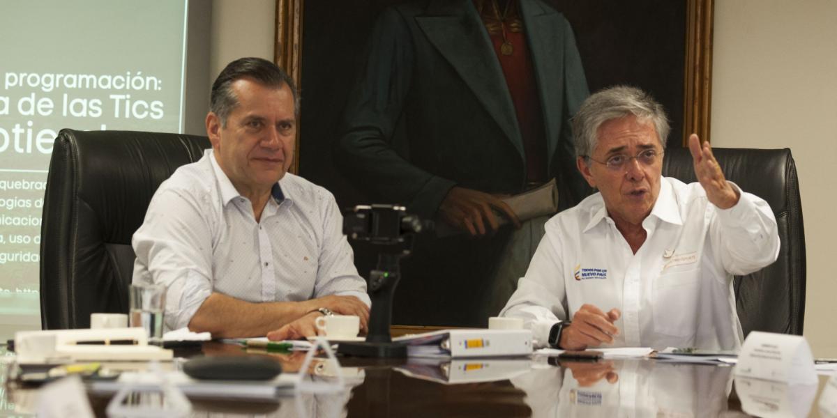 El gobernador Sigifredo Salazar y el ministro de Transporte, Germán Cardona, en la reunión.