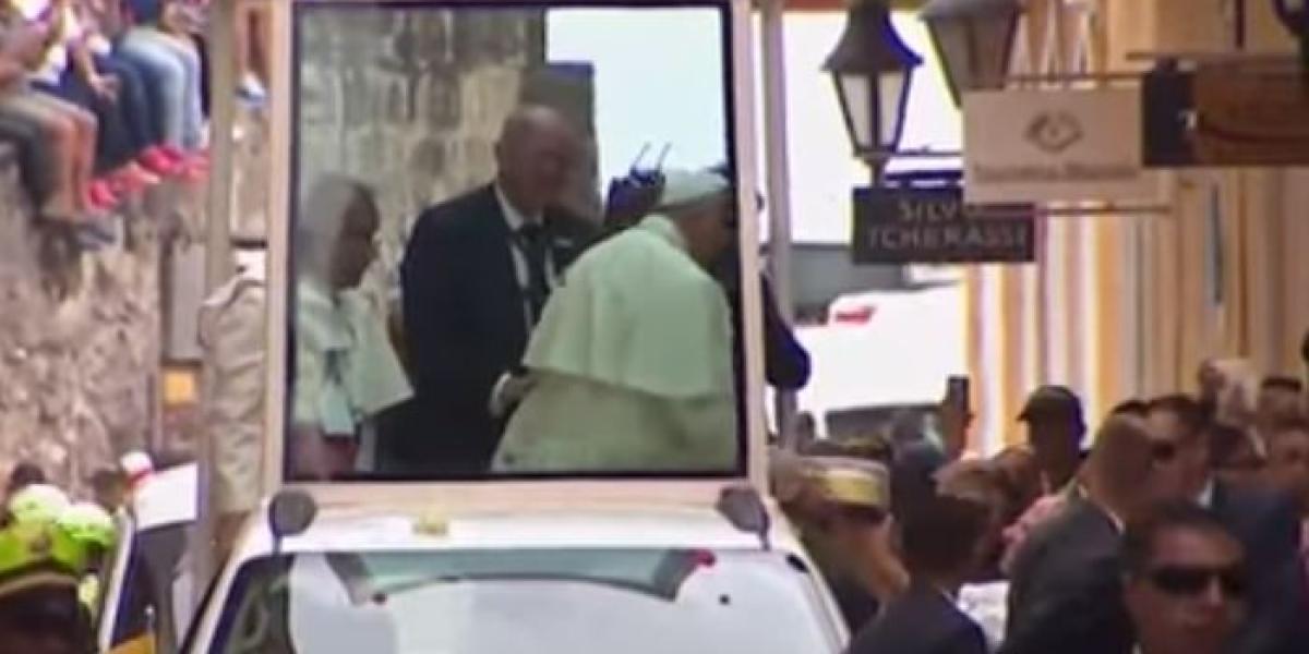 Papa Francisco recibe torta en Cartagena