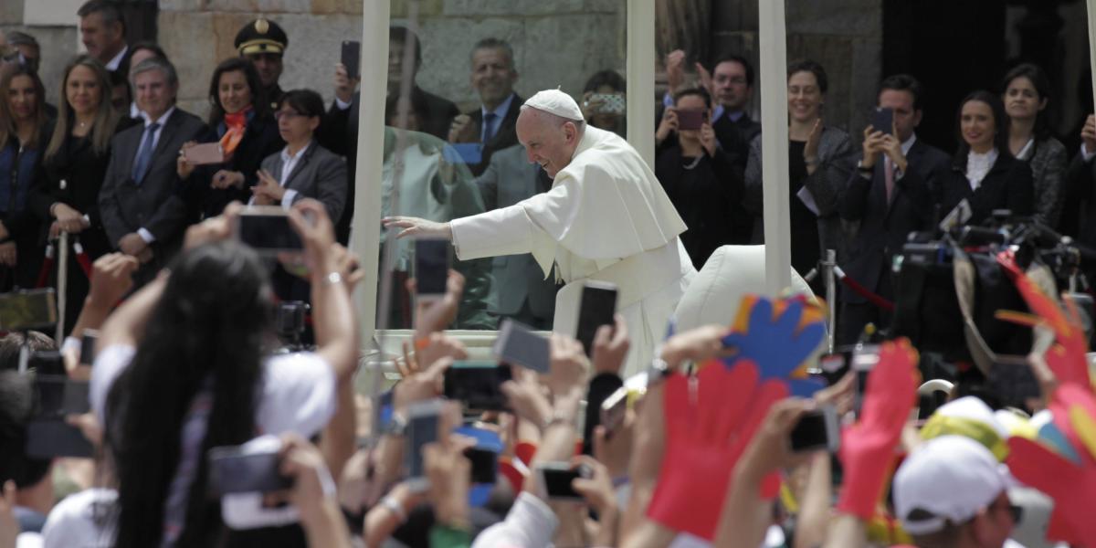 Recorrido en papamóvill. Los actos masivos del papa Francisco se iniciaron el jueves 7 de septiembre. En papamóvil recorrió la plaza de Bolívar y fue vitoreado por las miles de personas que lo esperaban allí a la espera de su discurso.