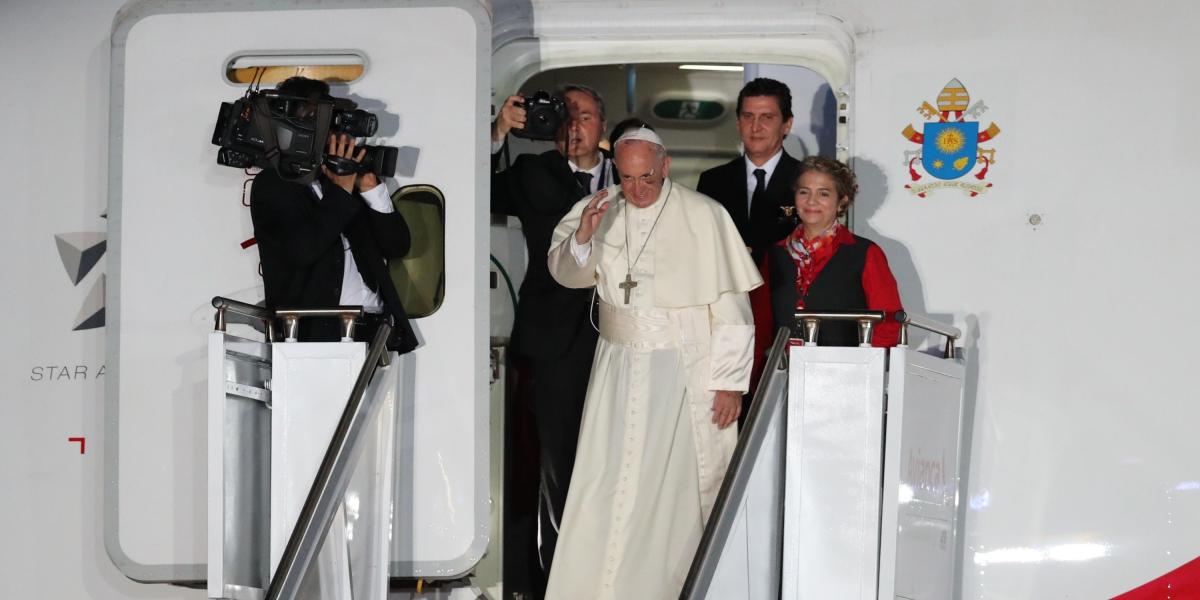 ¡Gracias, Francisco! El Papa dejó como último mensaje: ‘Ustedes me han hecho mucho bien’. Hacia las 7 de la noche abordó el avión que lo conducirá a Roma y dejó sobre el país una bendición, que en todos sus discursos estuvieron acompañados de paz y reconciliación.