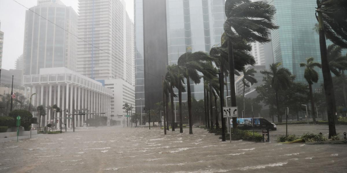 Mientras el huracán  azotaban el suroeste de Florida, donde este domingo murieron tres personas, las costas de 
Miami y Miami Beach se inundaros.
