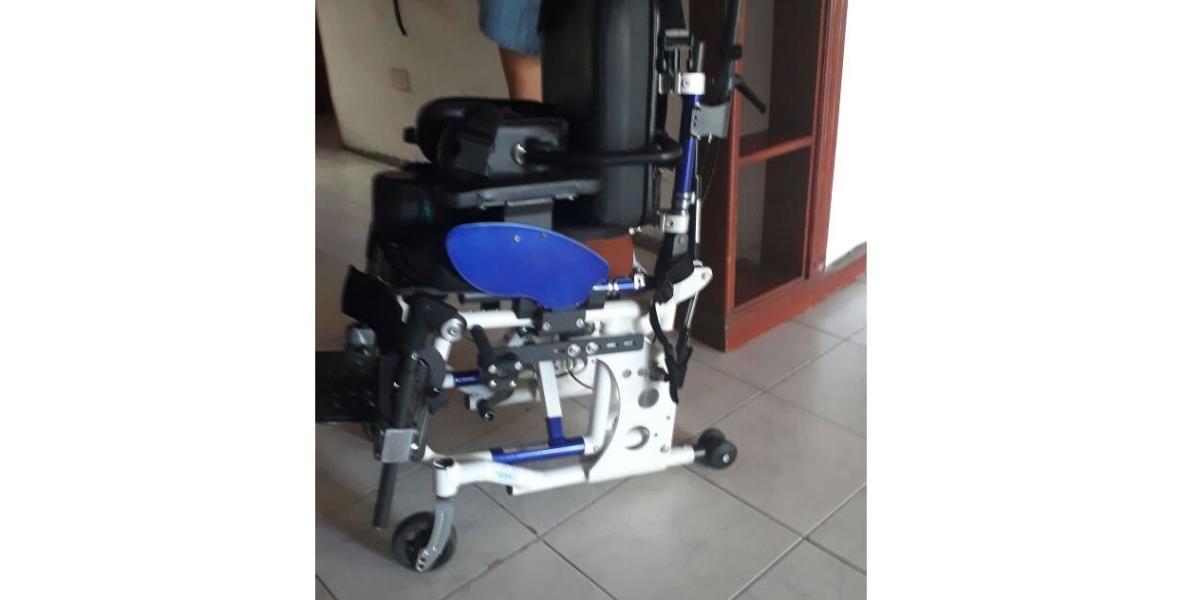 Esta es la silla de ruedas que utiliza el niño para movilizarse. Las llantas traseras fueron robadas