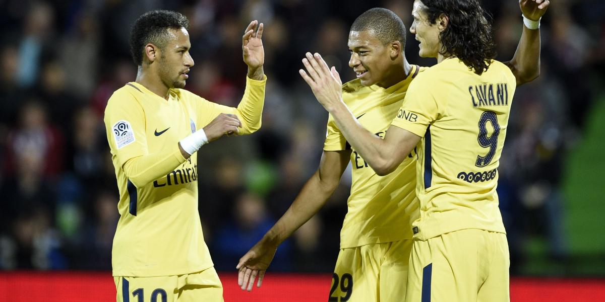 Neymar (izq.), Kylian Mbappe (centro) y Edinson Cavani (der.), el tridente del París Saint-Germain.