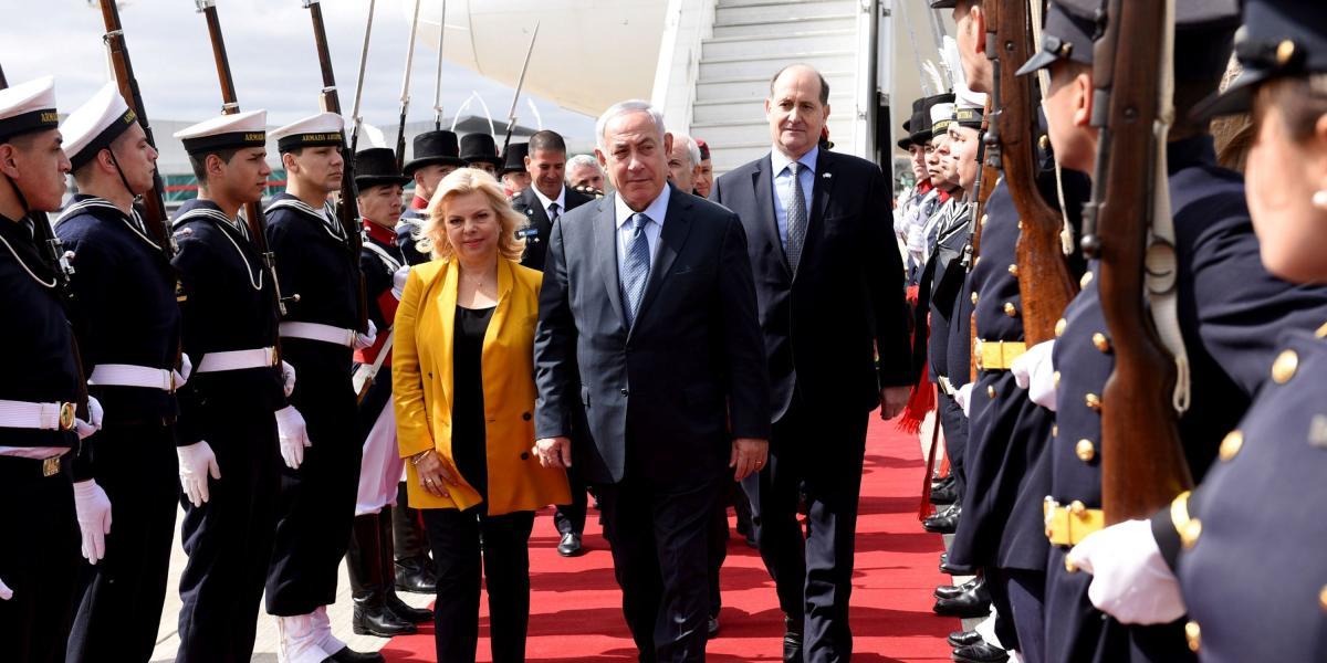 El primer ministro de Israel, Benjamin Netanyahu, y su esposa, Sara, a su llegada a Buenos Aires.