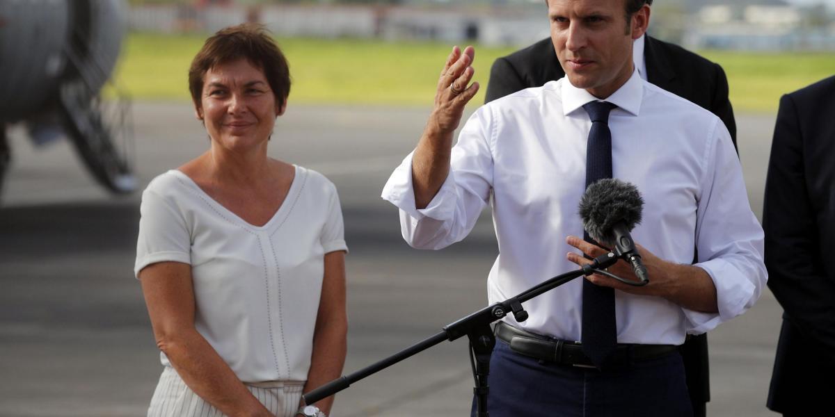 El presidente francés, Emmanuel Macron (d) y la a ministra francesa de Ultramar, Annick Girardin (i), ofrecen una rueda de prensa conjunta tras su aterrizaje en el aeropuerto de Pointe-à-Pitre, en la isla de Guadalupe (Francia).