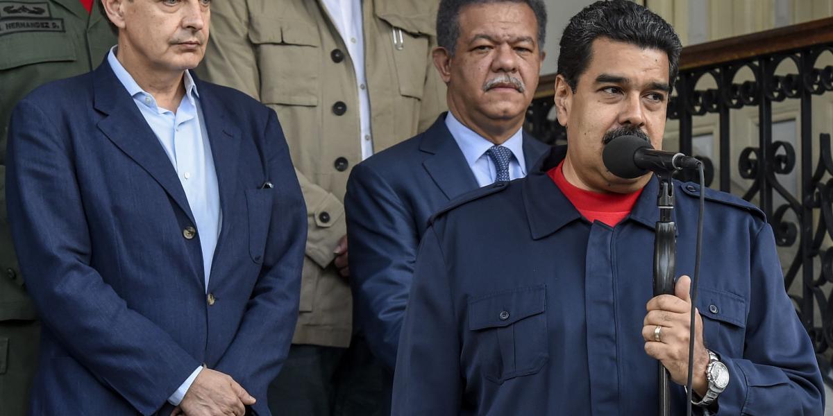 En julio de 2016, el presidente venezolano Nicolás Maduro  habló junto al ex presidente del gobierno español José Luis Rodríguez Zapatero (izq.) y el ex presidente de la República Dominicana Leonel Fernández (c), al final de una reunión en el Palacio Presidencial en Caracas.