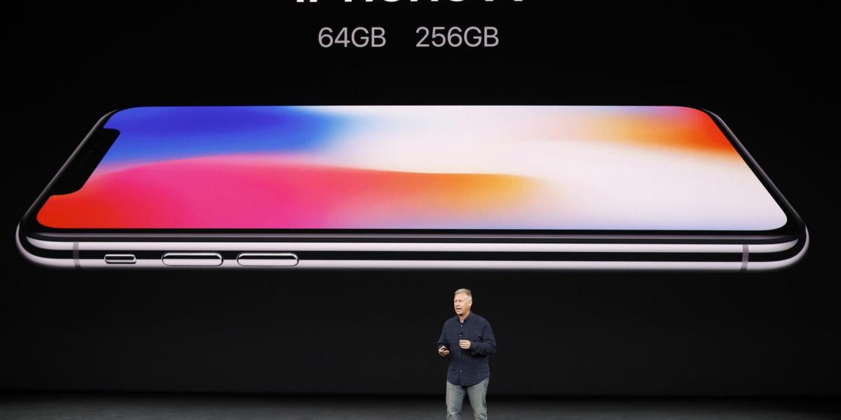 El iPhone X cuenta con una Pantalla Retina de 5,8 pulgadas, una cámara trasera mejorada con doble estabilización de imagen óptica y sistema de cámara TrueDepth.