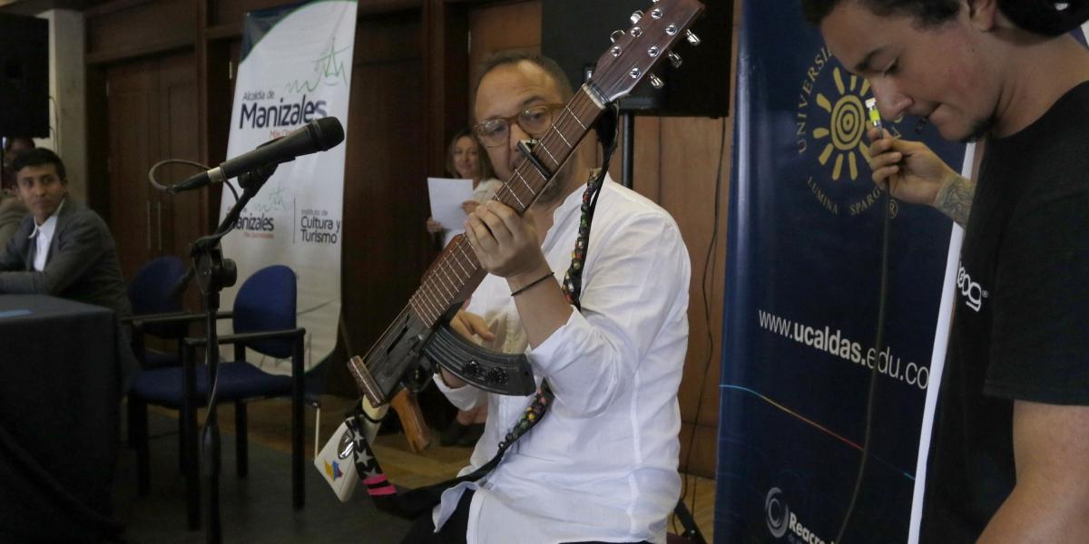 El músico colombiano César López, inventor de la ‘escopetarra’, abrió la jornada con su instrumento de paz en el Teatro Los Fundadores y la cerró con un concierto en la Universidad de Caldas.