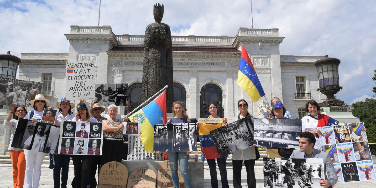 Activistas y ciudadanos venezolanos se manifiestan frente a la sede de la OEA en las audiencias públicas en las que se determinará si hay fundamento para denunciar al Gobierno de Venezuela por crímenes de lesa humanidad.