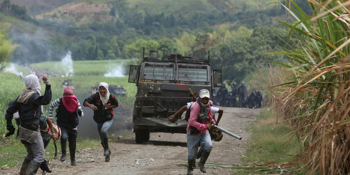 Indígenas y personal del Esmad enfrentados en el 2014 por ocupación de predios en el norte del Cauca.