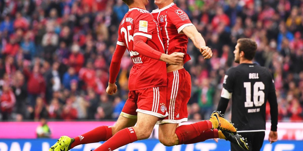 Robert Lewandowski (der.) celebra con su compañero de equipo Thomas Mueller (izq.), en el juego en el que el Bayern Múnich goleó 4-0 al Mainz.